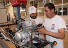 Alumnos de la UPrO reparan motos gratis en la Ex SCAC