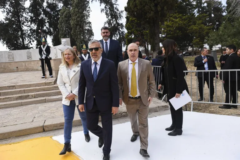 Mendoza.Bartolo con Cornejo.Una foto que indignó a Poggi.El no representa San Luis, el Gobernador soy yo.Sorpresa y bronca por la picardía de Barto , tercera autoridad de Argentina, aunque hasta el año que viene, dicen que dijo Negri.