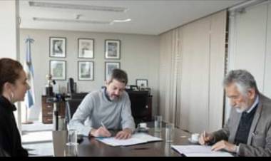 Alberto y su grandeza.Firmó mejoras para dos Municipios opositores .Merlo y La Carolina 