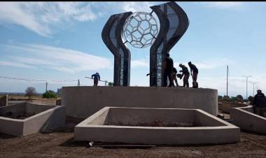 Olivero y un homenaje a los autores del Golpe del 76.Fuertes críticas de la gente ante la falta de agua y pavimento .