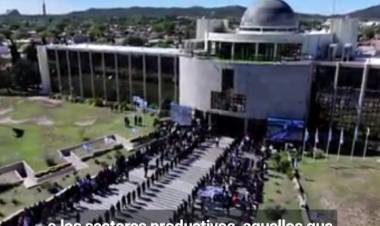 Discurso : no invitaron a Alberto y hay expectativas sobre la  presencia o no de Adolfo .Mil Policías para sujetar las protestas 