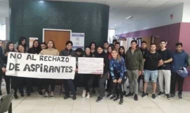 El Procurador dictaminó que haya clases para los ingresantes de 2024 a oficial de Policía.Decide ahora el Superior Tribunal.La persistencia de Enrique Ponce 