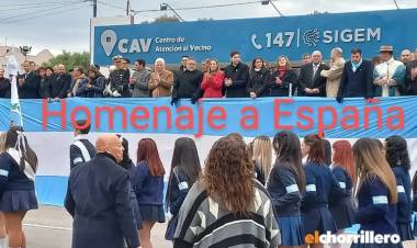 Increíble que en San Luis, el desfile se haga en Avenida España. Innecesario para decir que hay cambio . Ridícula decisión.