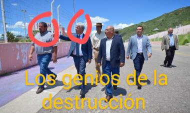 Olagaray el ignorante que rechazó la motoniveladora, que hizo convertir en una Chacarita a Potrero , que estuvo de acuerdo en que le quitaran a los empleados el Pacto de La Toma , ahora pretende un bonito .La estupidez del que se calló la boca, cuando saquearon el Hospital.en política 