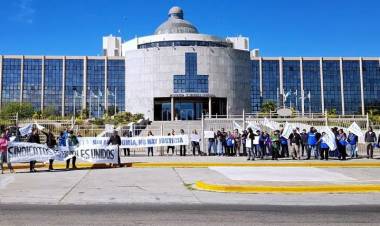 SIJUPU:Cierre de la Legislatura para no tratar la autonomía de un Poder Judicial sometido económicamente al Poder Ejecutivo.Lastimosa desinstitucionalización. Los quieren pobres y sometidos.