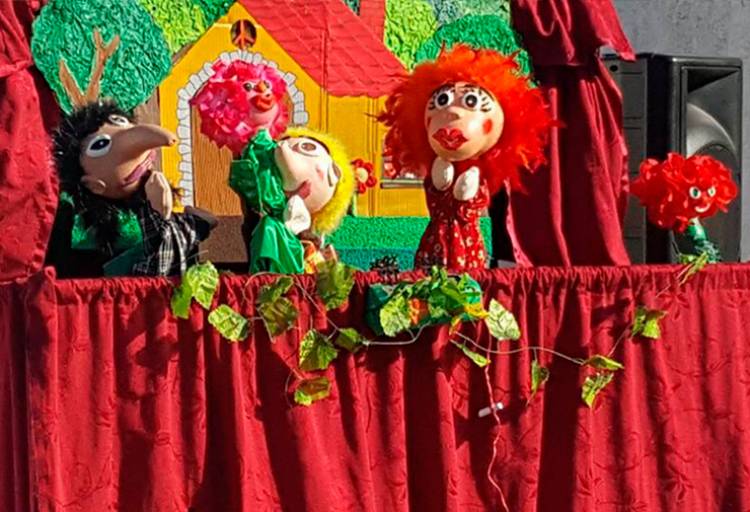 Este sábado títeres con “Alboroto en el Gallinero”