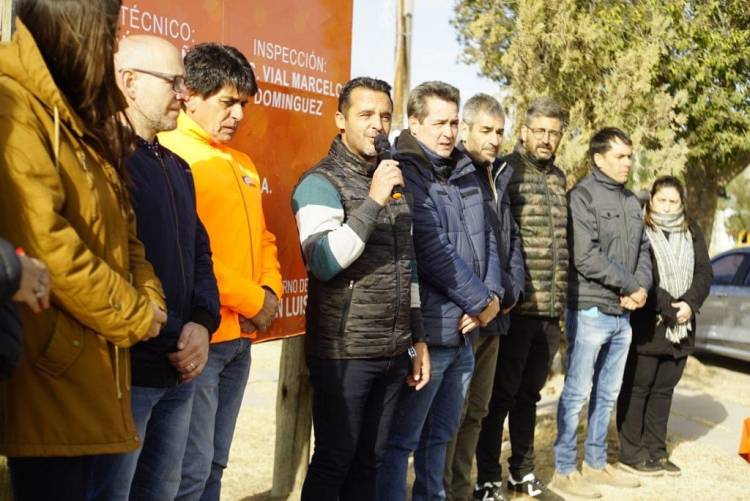 Tamayo:pavimento y veredas luego de 32 años, al .Barrio Estrellas del Sur . Tapando bocas en equipo 