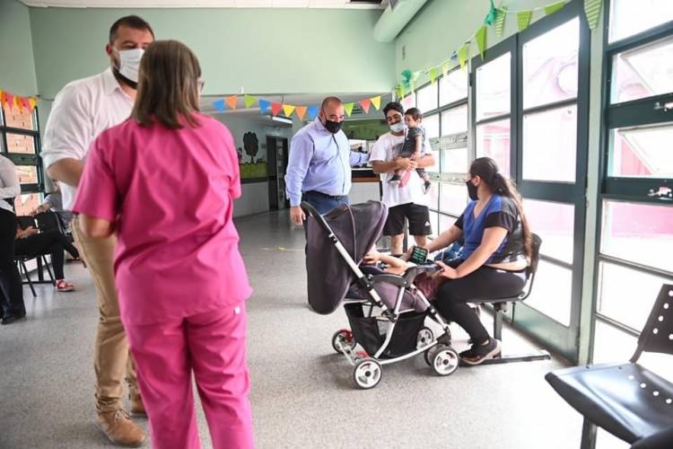 Maxi Frontera en dos Hospitales. Intendente presente en la Salud 