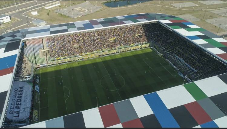 La Pedrera :de las pavadas que se decían al pedido de sacar el escenario para que entre más gente .Boca, River , Racing lo hicieron. Orgullo Mercedino que sacan pecho .