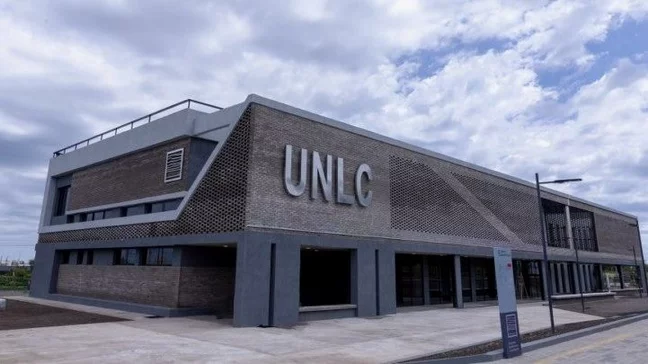 Se inaugura en Merlo el edificio de la ULC, Universidad de los Comechingones.Lo hizo Alberto Fernández y estará Kapotodis 