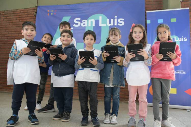 CASI 25.000 DISPOSITIVOS ENTREGADOS A ALUMNOS Y JUBILADOS