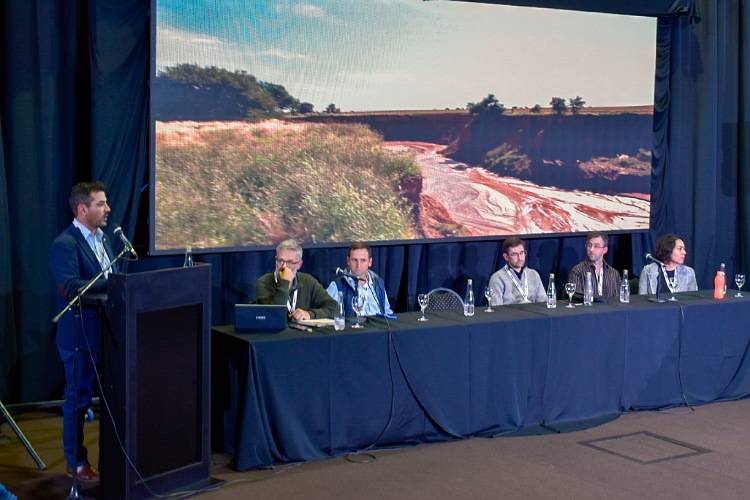 P. DE LOS FUNES: 4º Simposio Iberoamericano de Adsorción