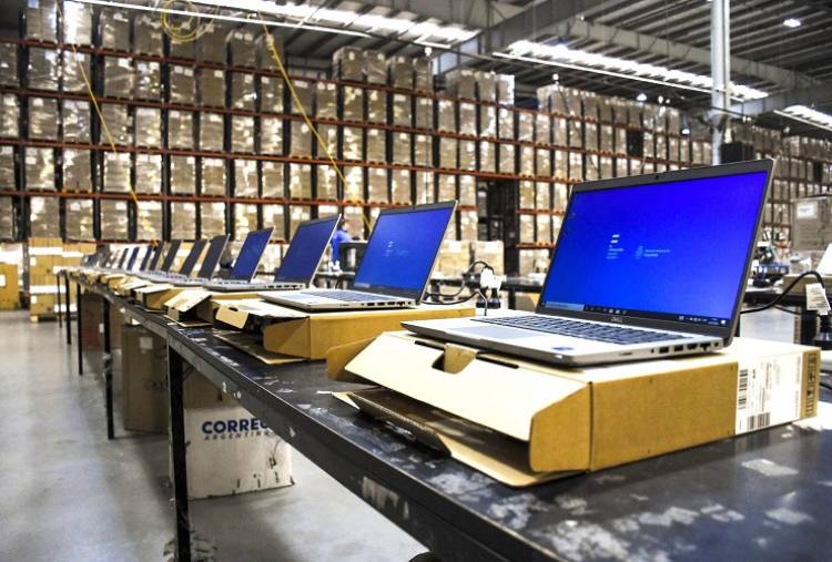 Entrega de computadoras para las escuelas de la provincia