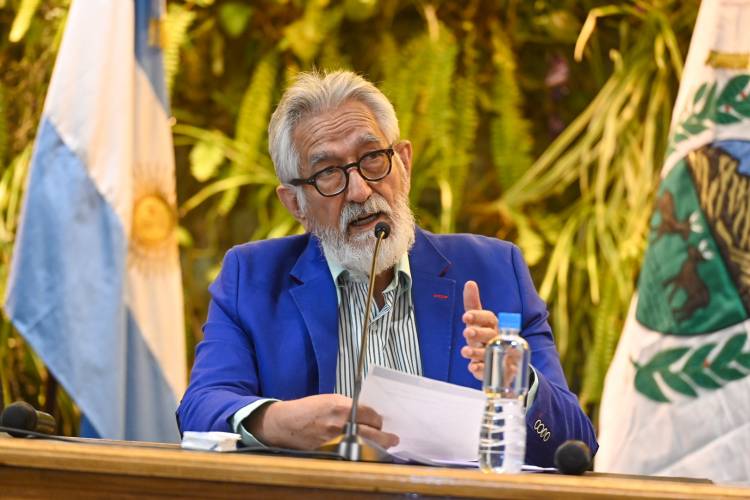 EL GOBERNADOR ANUNCIÓ UN AUMENTO SALARIAL DEL 15% 