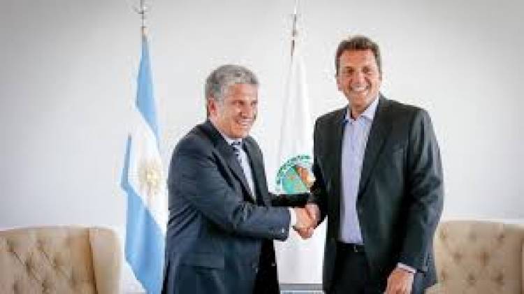 Massa " no hay más grieta, solo agradezco , quiero que los votantes de Juan, Miriam  y Radicales  a pensar en valores democráticos.Poggi se acercó a Massa 