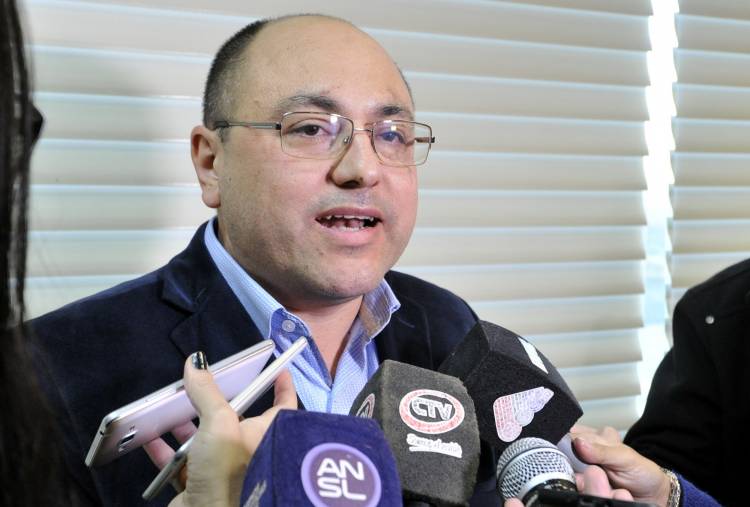 “BOBO, DEMENTE, APRENDIZ DE HITLER Y LACAYO DE MACRI”