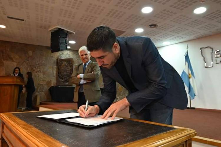 Poggi recupera la iniciativa política.58 Intendentes firmaron un Pacto para Luminarias con fondos de ambas partes.ATE afuera , reclamaba por la vuelta del Pacto de La Toma