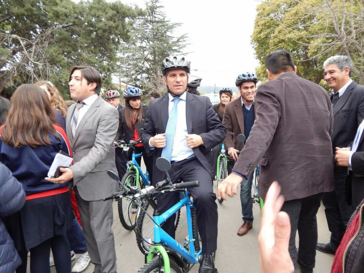 Le alcanza a Poggi con operaciones, subsidios y morrales familiares , aprietes a empleados y a inclusión para ganar ? Ese es el esquema , más obra pública minimalista , Salud y seguridad desastrosa  y la economía quebrada por el ajuste . Análisis 