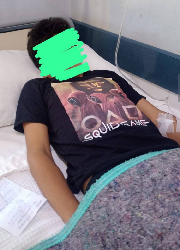 Las fotos de los chicos intoxicados que nadie quiere mostrar . Tirados y uno grave. La salmonella que destruyó  instentinos y está sin control por no cerrar las Escuelas. La obsecuencia de defender lo indefendible.