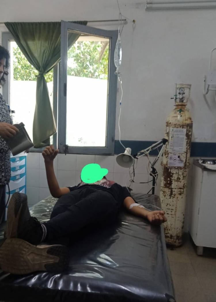 Las fotos de los chicos intoxicados que nadie quiere mostrar . Tirados y uno grave. La salmonella que destruyó  instentinos y está sin control por no cerrar las Escuelas. La obsecuencia de defender lo indefendible.