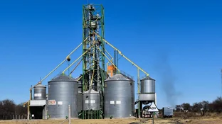 El DNU de Emergencia le permite a Poggi tercerizar el Estado y evitar licitaciones.ZAL y frigorífico de Daract , claros ejemplos . El tiempo dirá si son positivos.Deja afuera la burocracia 