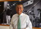 El Negro Domínguez completo.Bono de 350 mil y caja navideña 