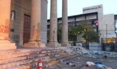 Alberto y el Obispo Barba acordaron reparar la Catedral vandalizada