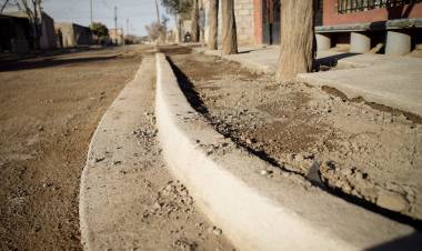 Ciudad de San Luis: avanza el asfaltado en el Eva Perón