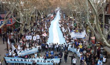 Mendoza:marcha multitud, contra los bajos salarios del macrismo .Perdieron el 46?l salario real .