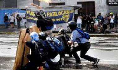 INFILTRADOS: REPRESION POLICIAL EN LA PLAZA DEL CONGRESO