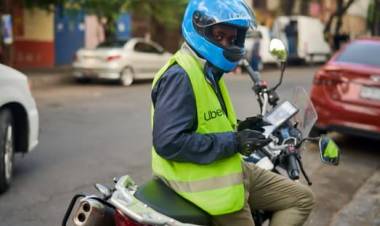 El 35 por ciento de los Estatales, Policías trabaja en UBER  .Los docentes con clases particulares . Una encuesta gremial reveló la miseria salarial Provincial 