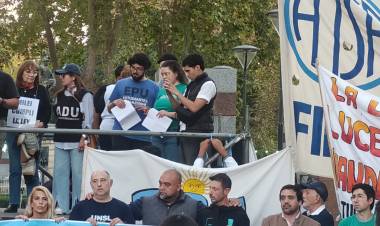 Para que quede claro : Frontera no es Milei y Poggi si lo es y por eso no pudo salir a la calle . Los ladrones que se creen PJ,  detrás de una maniobra con chicos a los que Frontera los hace estudiar cada día.
