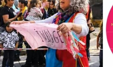 La indigencia de los docentes expuesta . Silbidos s un Gobierno que cree que todos comen vidrio .