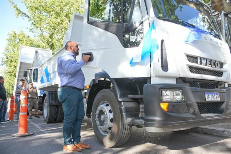 Frontera sumó dos 0 kms más y tiene un promedio de compra de 1 cada  1,8 meses. Es inédito . Los compramos con la plata de los contribuyentes a quienes agradezco, dijo el Intendente 