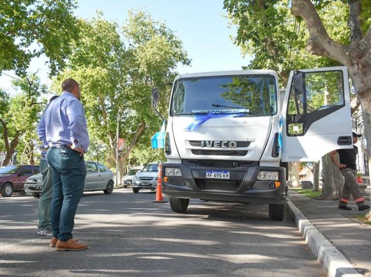 Frontera sumó dos 0 kms más y tiene un promedio de compra de 1 cada  1,8 meses. Es inédito . Los compramos con la plata de los contribuyentes a quienes agradezco, dijo el Intendente 