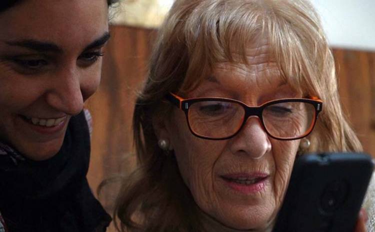 Una mesa de ayuda para adultos mayores