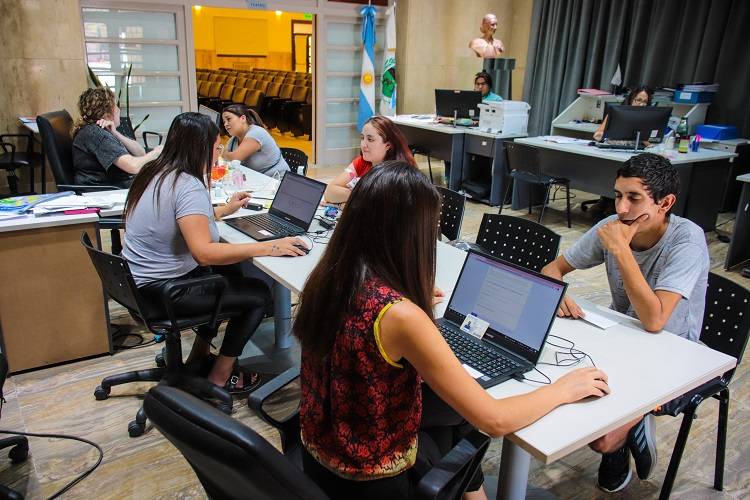 832 egresados de UPrO se convertirán en emprendedores