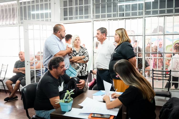 Gato Fernández quiere construir 2500 viviendas por año