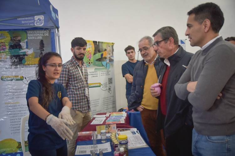TILISARAO: Gato Fernández visitó la Expo Feria Educativa
