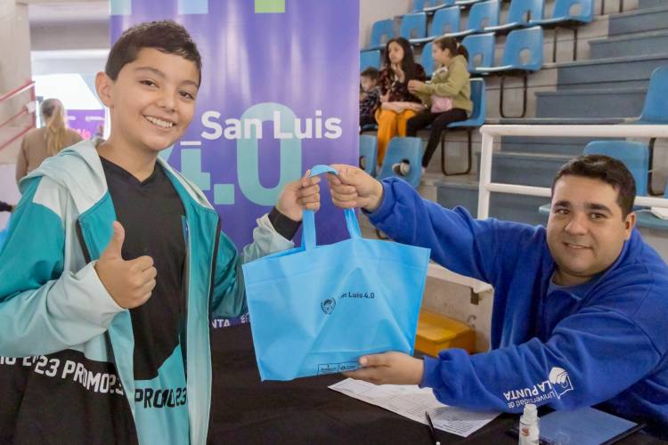 VILLA MERCEDES: comenzó la entrega de computadoras