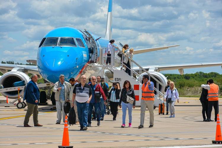 Más de 9.500 pasajeros volaron en los servicios de Aerolíneas