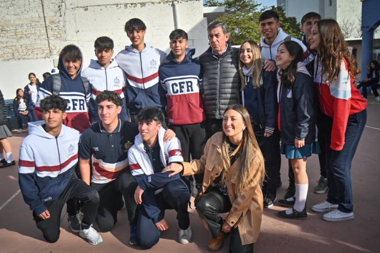 “INSTAMOS A TODOS LOS JÓVENES QUE ESTUDIEN Y SE CAPACITEN”