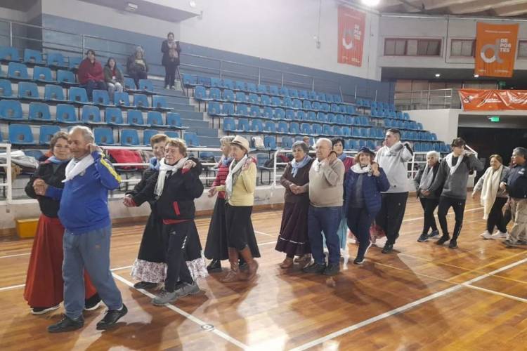 V. MERCEDES: ensayan para bailar el pericón el 7 de julio
