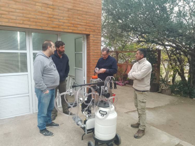 Capacitan a productores caprinos en el uso de ordeñadoras