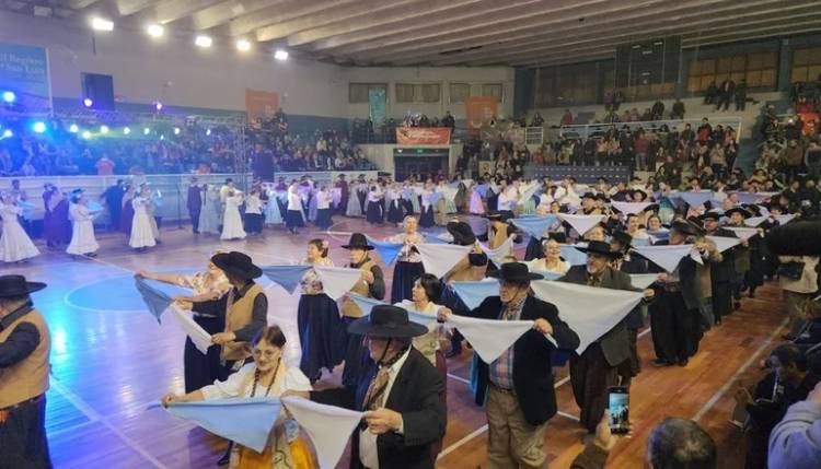 EL PERICÓN DE ADULTOS MAYORES REUNIÓ A 300 BAILARINES