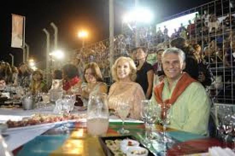 Sabrá Poggi que el Legislativo es otro poder? Es el mismo que tiene de ñoquis a su mujer. Cinismo e hipocresía sin límites para que no lo controlen .Le da vergüenza pedir una reunión al Alberto , porque no le da la cara 