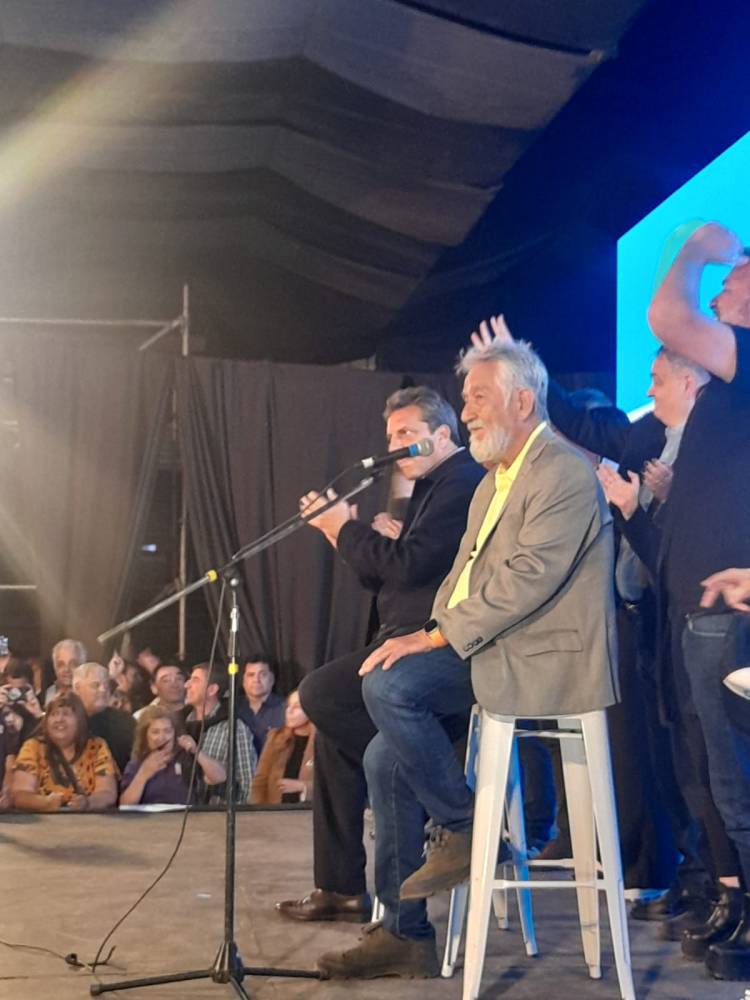 Massa"el modelo peronista de San Luis es ha seguir por su eficiencia y progreso.Las Malvinas no se regalan por nuestros Héroes de la V Brigada Villa Reynolds.Defendamos los Jubilados contra AFJP, Universidad Gratuita contra arancelada con el voto.Yo quiero computadora y no armas en la mochila de nuestros chicos". Impactante acto.