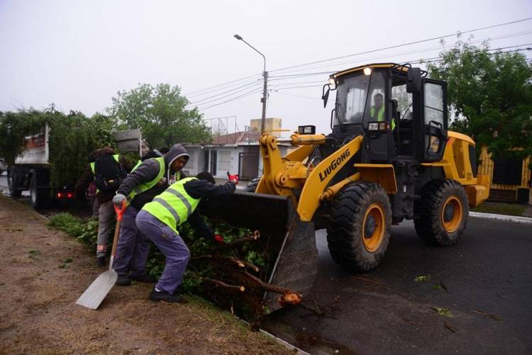 Tareas de limpieza tras el temporal en La Ribera