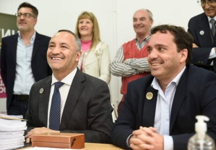 Asumió Sosa y Rivarola reconocío 300 millones de deuda , pero sería más .