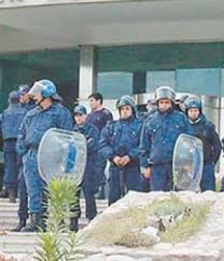 Analizan en la Policía y en Educación paros , de continuar el desoblamiento salarial.Salud empieza el martes con paros del 50 por ciento .Semana clave para intereses por mora .